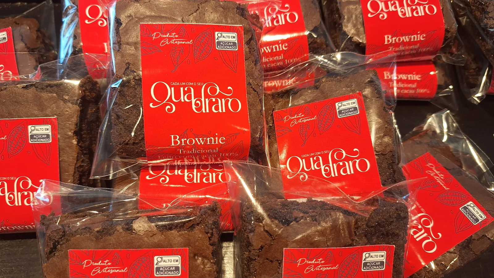 Quantidade de brownies Quadraro embalados e prontos para distribuição