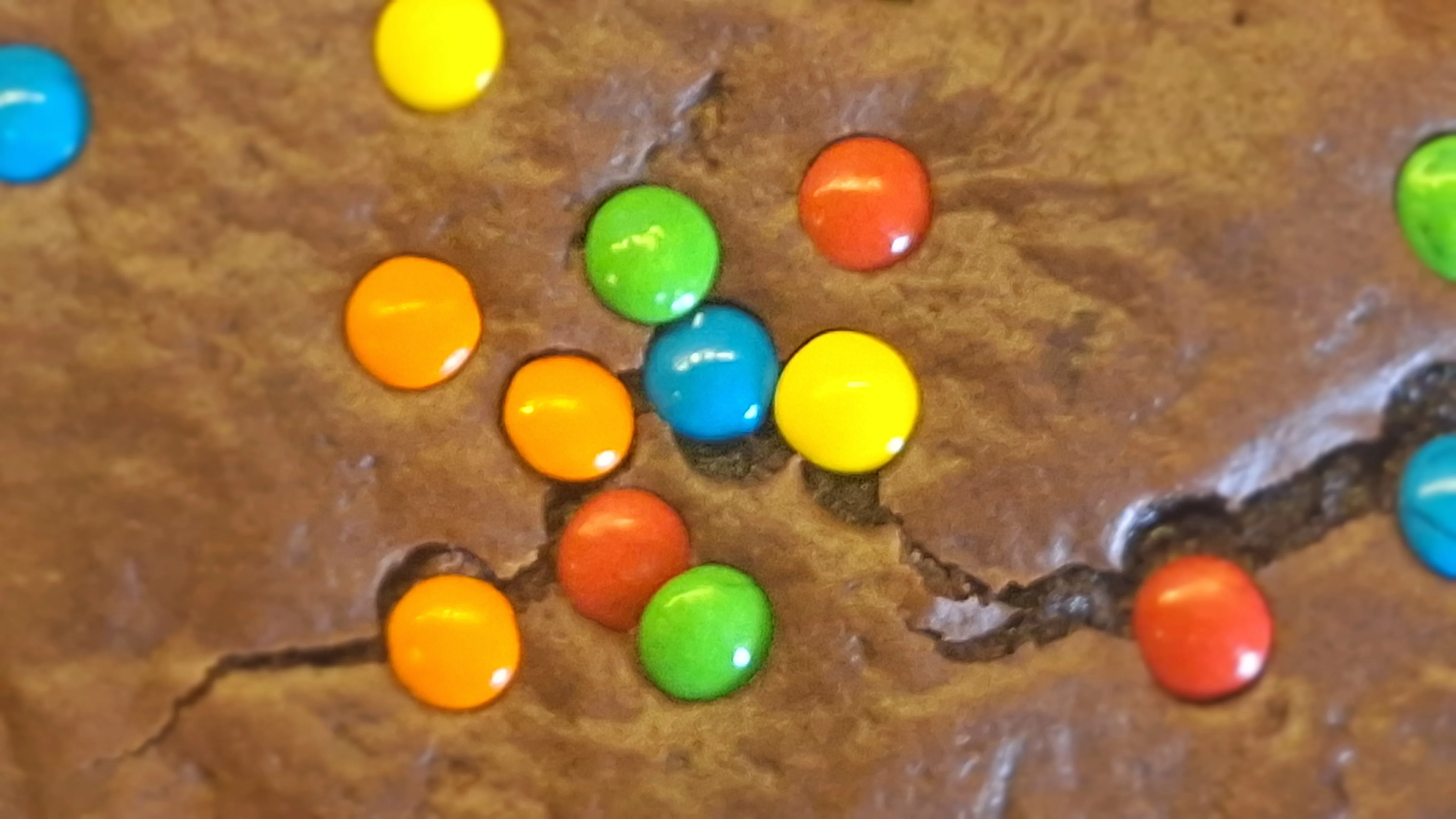Close de brownie Quadraro em momento de consumo