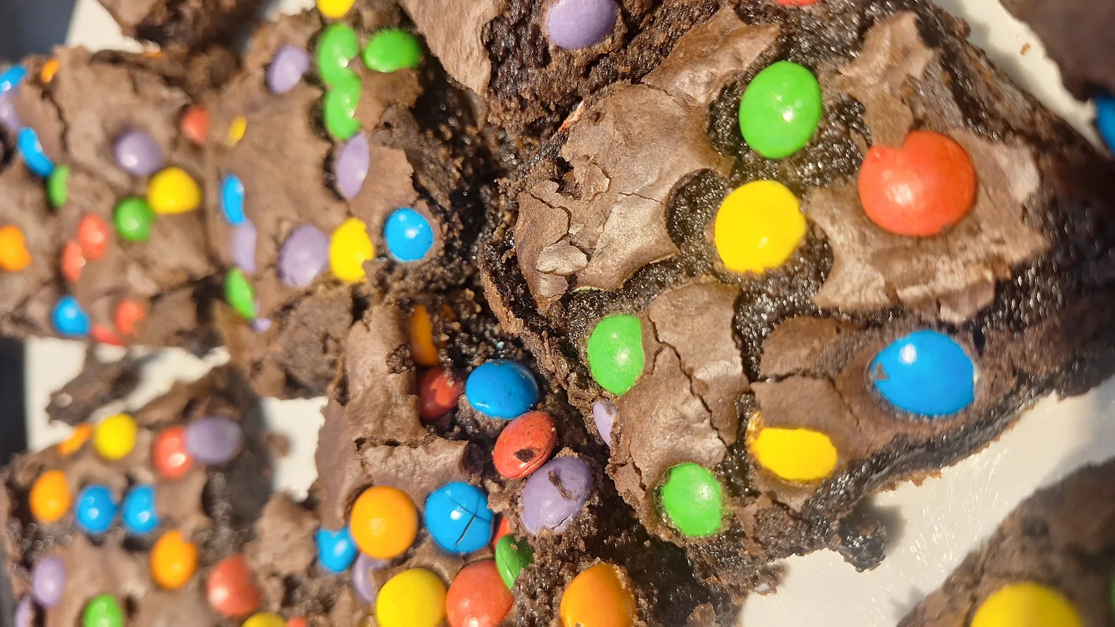 Brownie Quadraro com confeitos, mostrando a textura do produto