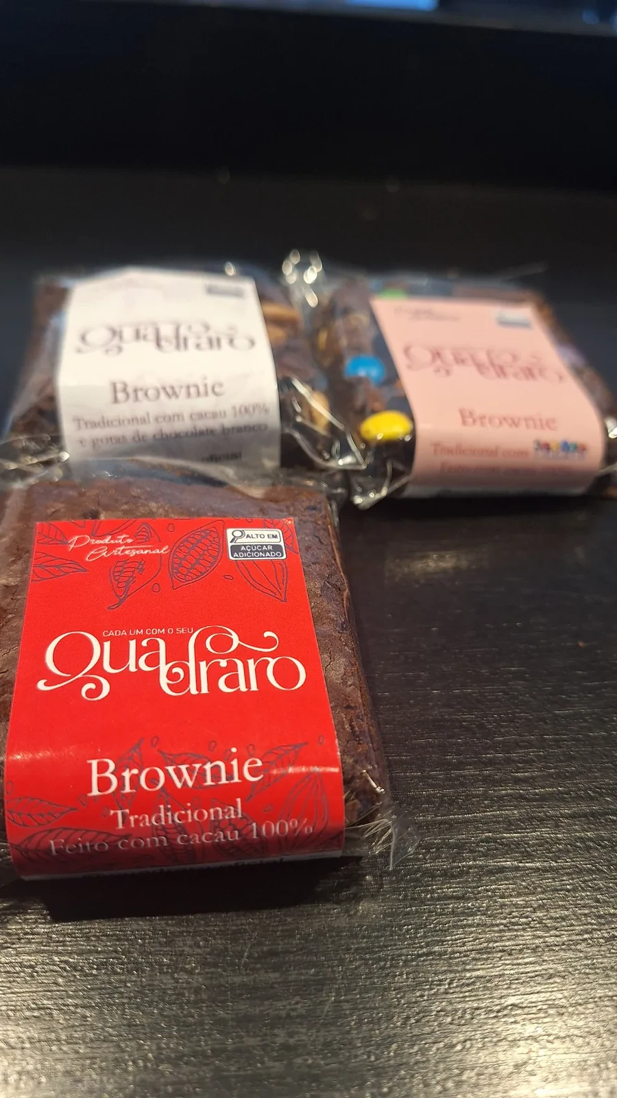 Variedade de brownies Quadraro embalados